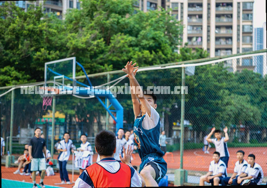 室内互动场景俯拍，桌面道具与路线标记依次排开，画面中没有人物面部